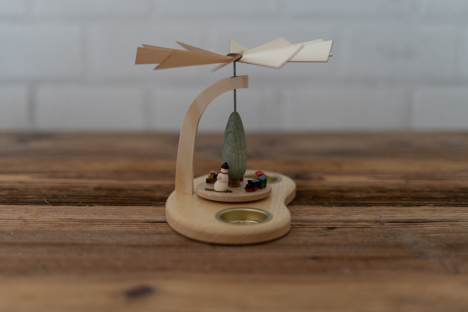 Bogenpyramide mit kleinen Figuren