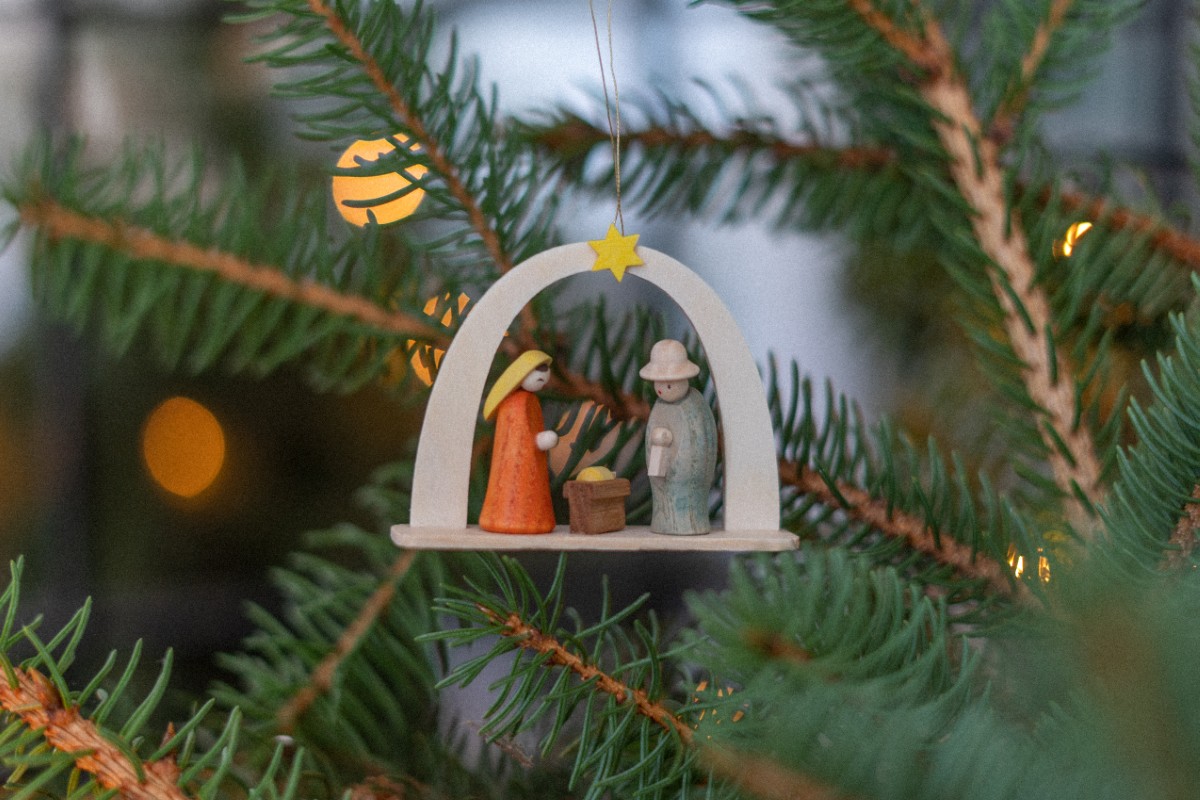 Anhänger Weihnachtsgeschichte Krippe mit Maria und Joseph