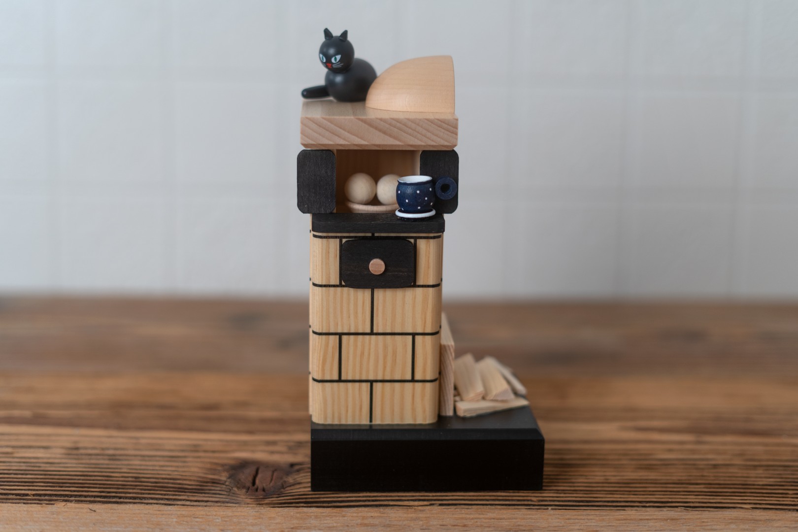 Räucherofen mit Holz, schwarzer Katze und Warmhaltefach