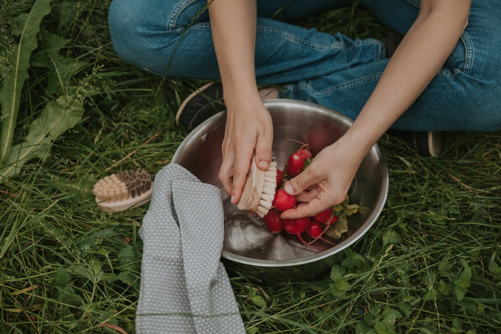 Abwasch im Garten mit Gemüsebürsten aus Holz für einen plastikfreien Garten.