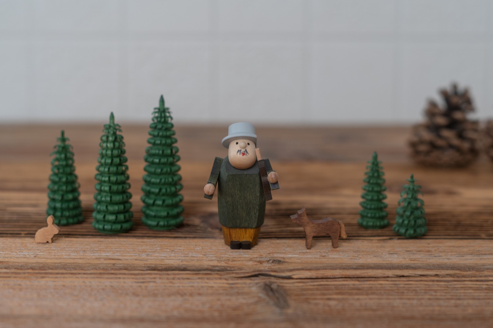 Holz Jäger mit Spanbäumen als Erzgebirgs Deko