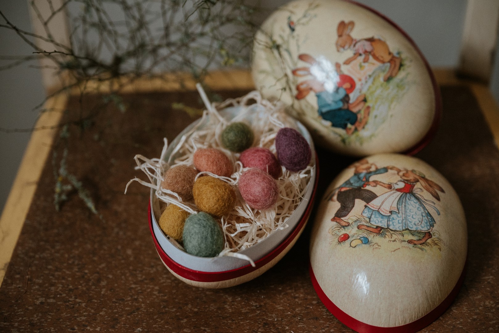 Ostereier befüllt mit kleinen Eiern