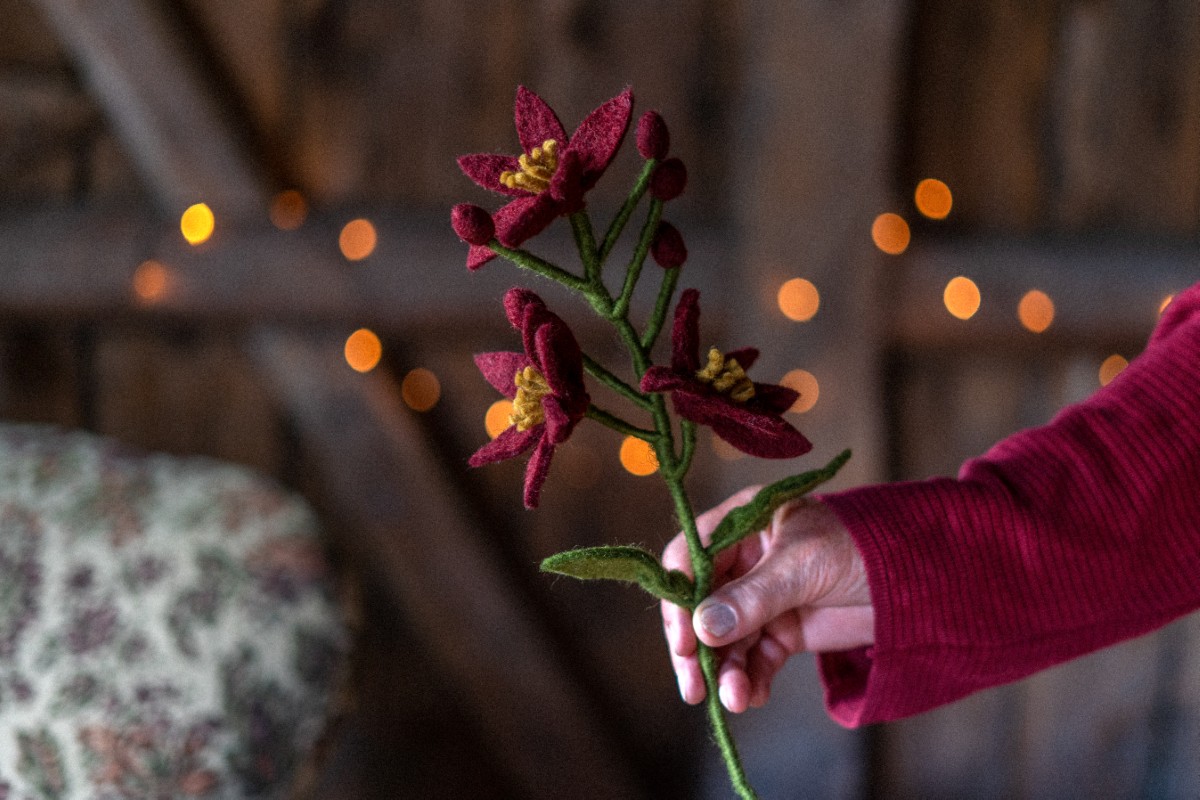 Rote Blume für Weihnachten aus Filz