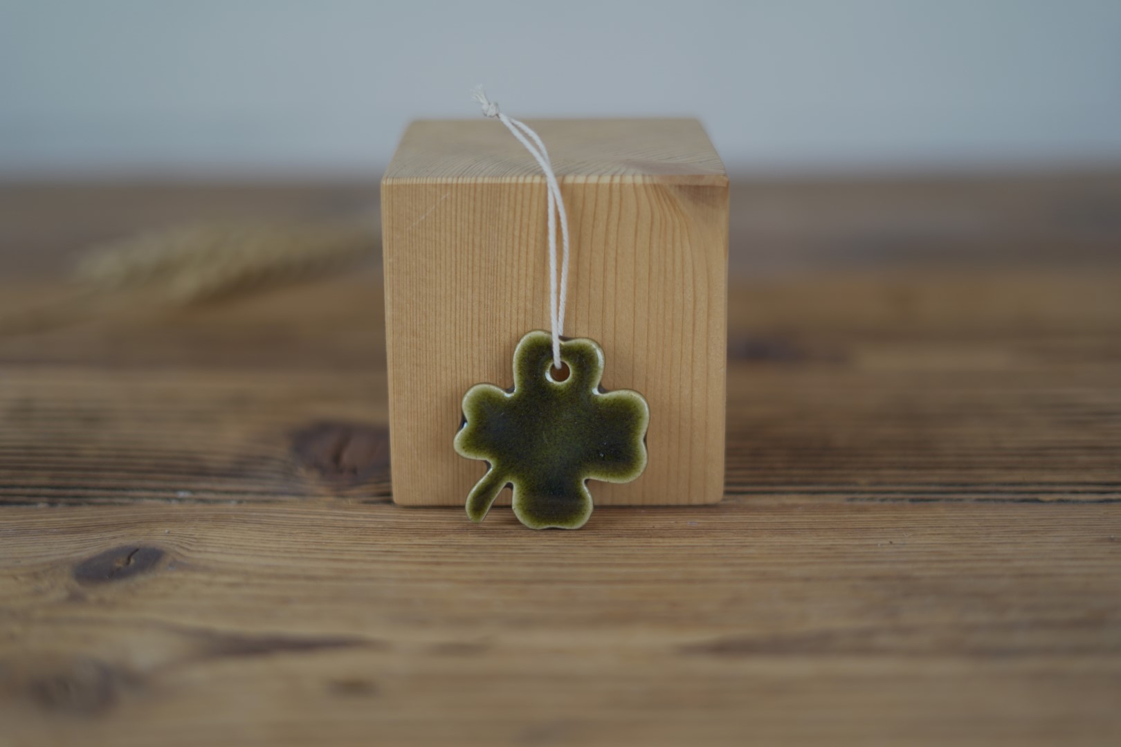 Getöpferter Anhänger in Kleeblattform