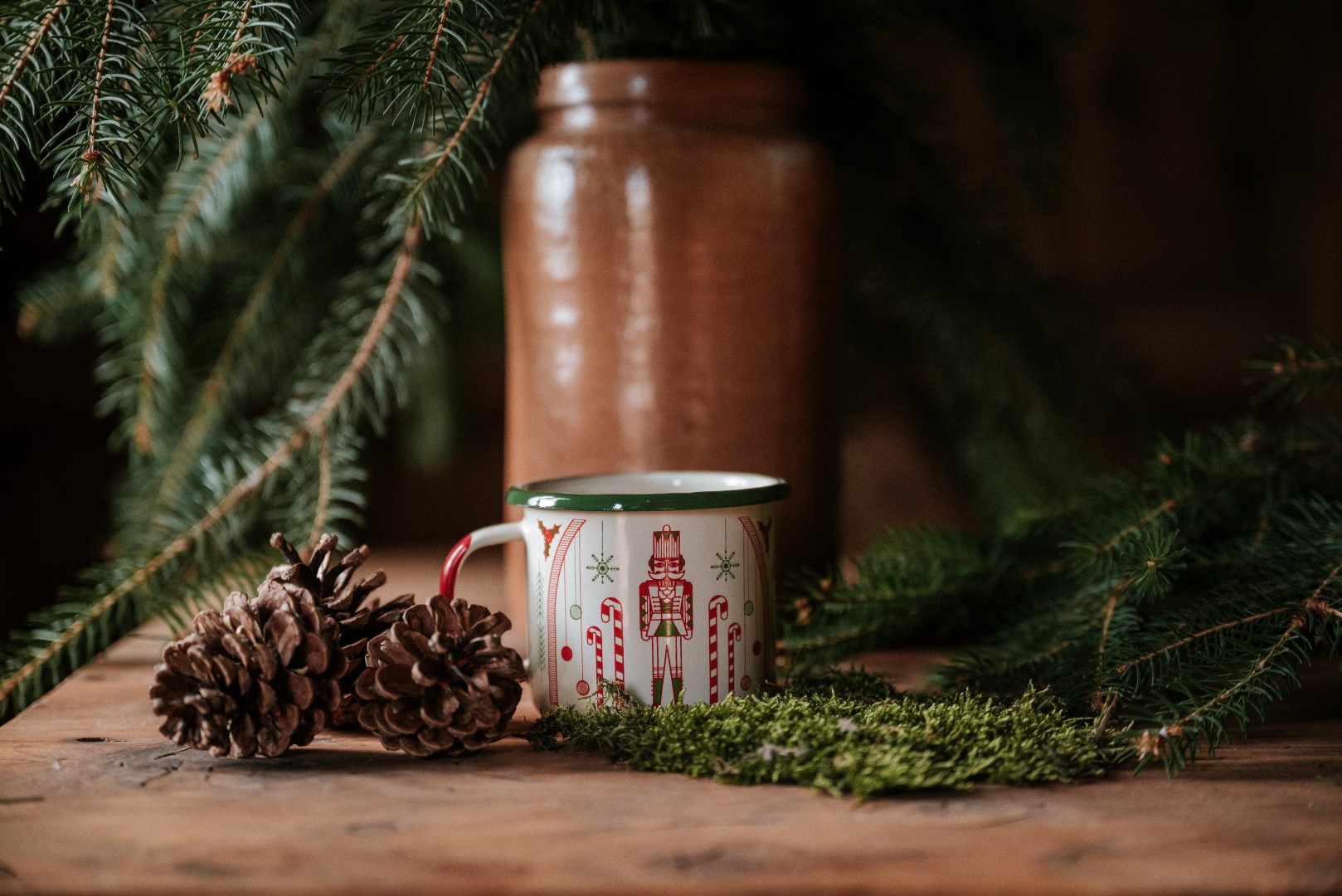 Weihnachtskaffeebecher aus Emaille