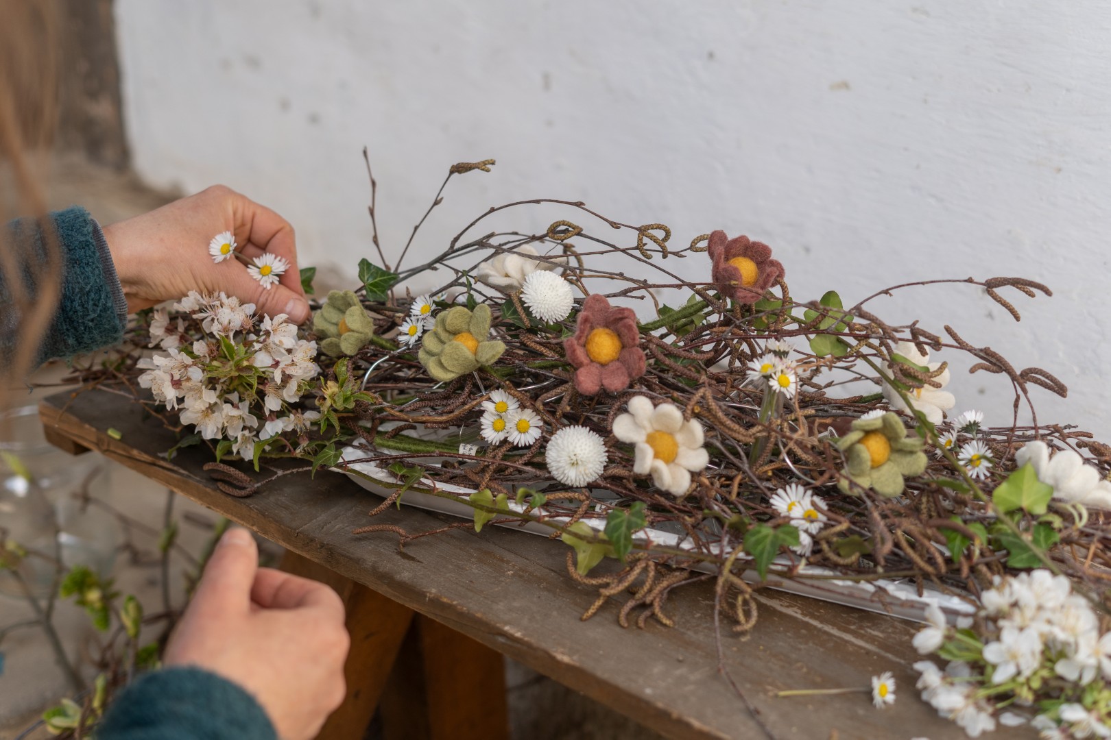 Tischgesteck mit Filzblumen, Birke und Gänseblümchen