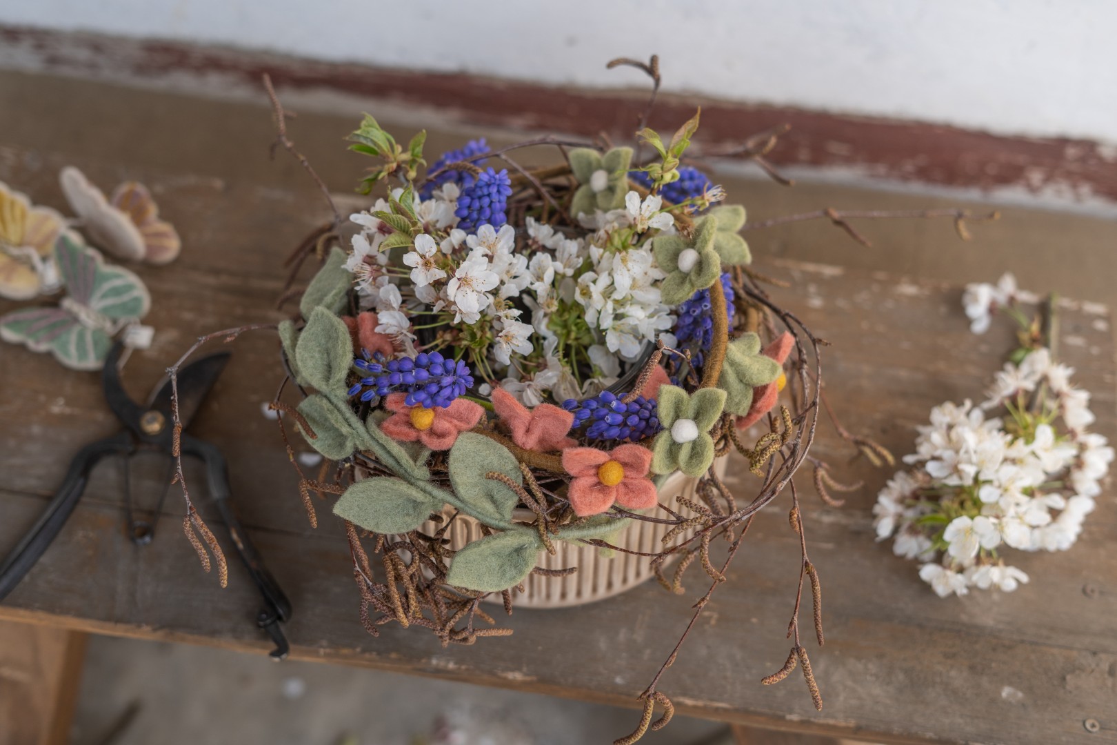 Langlebiges Gesteck mit Filz, Birke und Apfelblüte