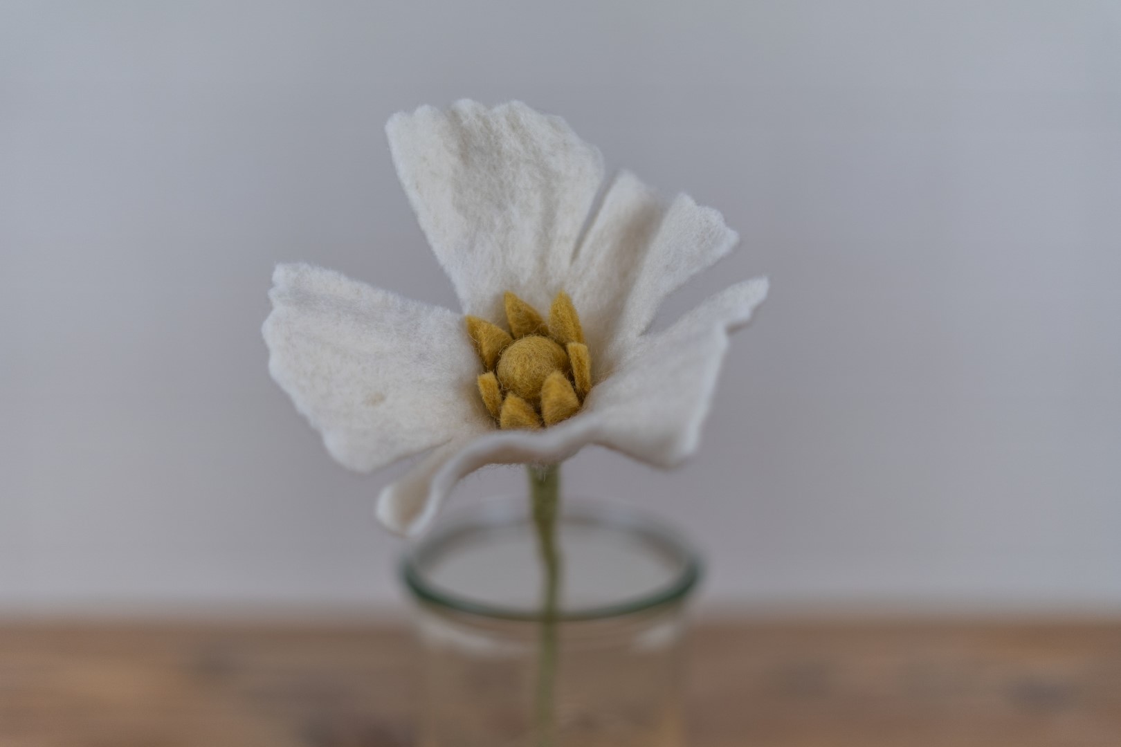 Mohnblume aus Filz weiß