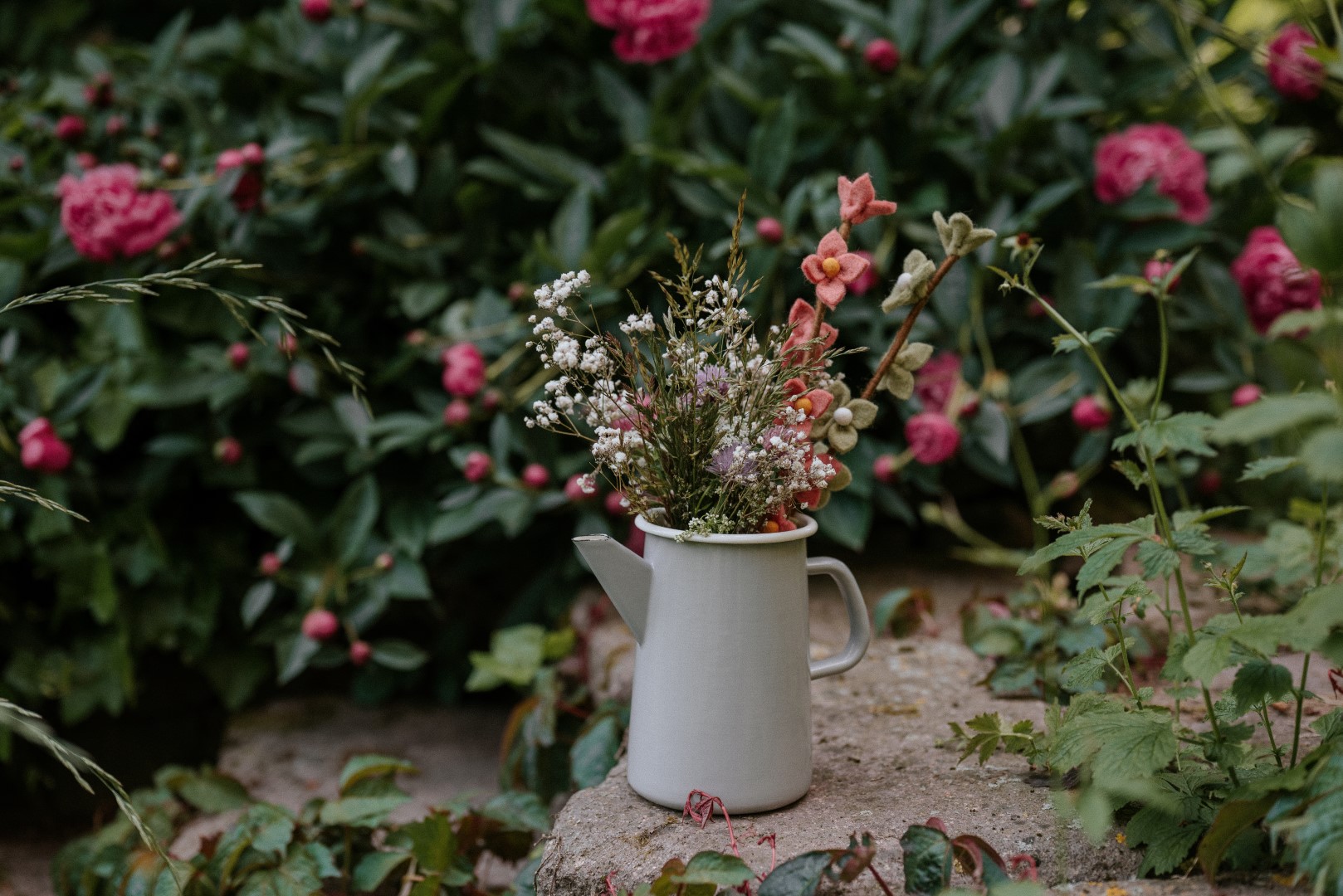 Kanne mit Deko Blumen getrocknet und aus Filz