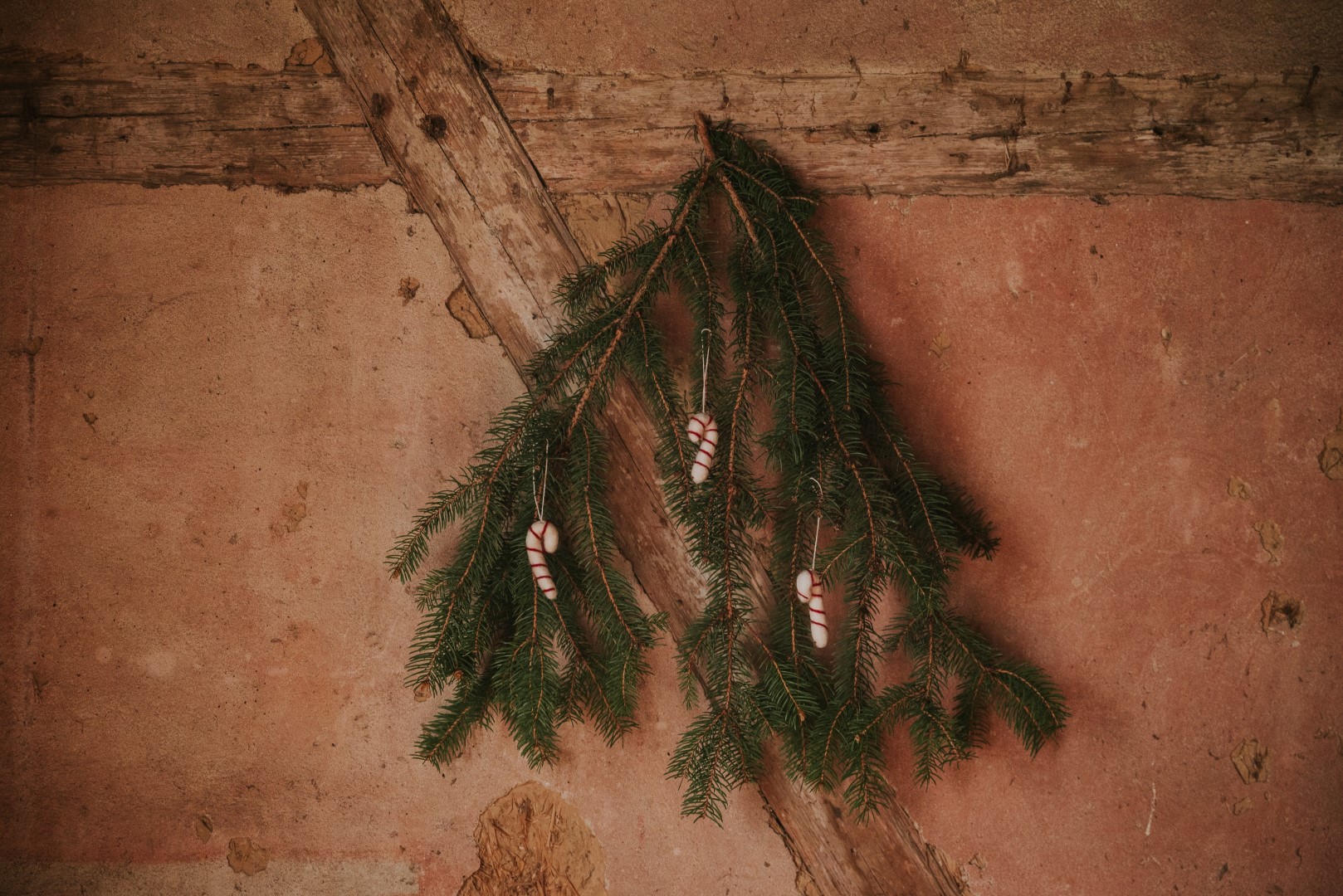 Zuckerstangen Anhänger an Tannengrün