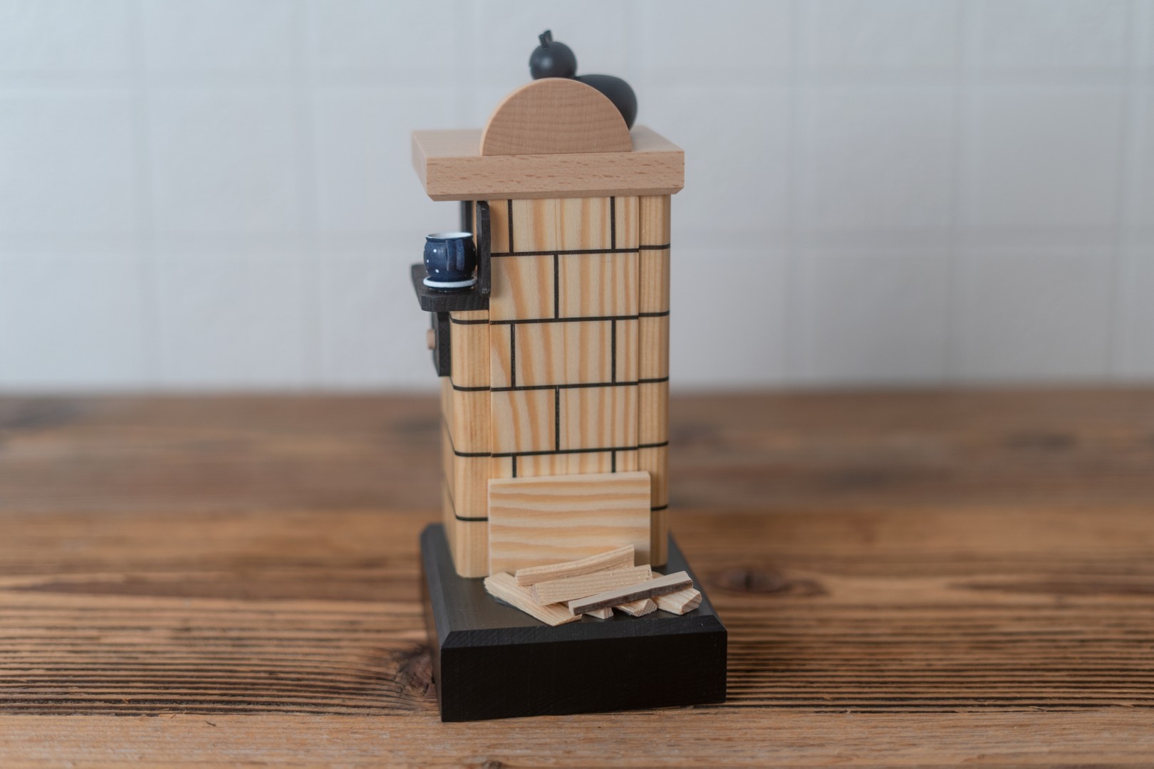 KWO Ofen mit Holzscheit zum Räuchern