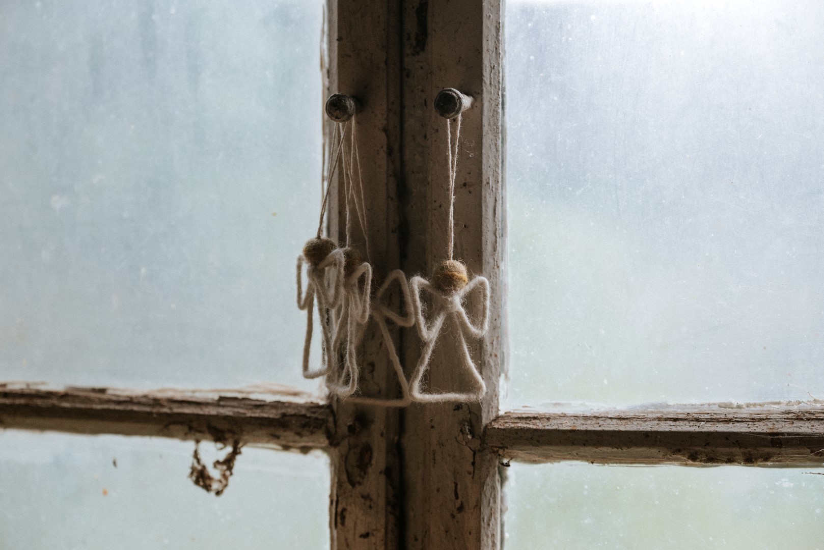 Filzengel hängen am Sprossenfenster