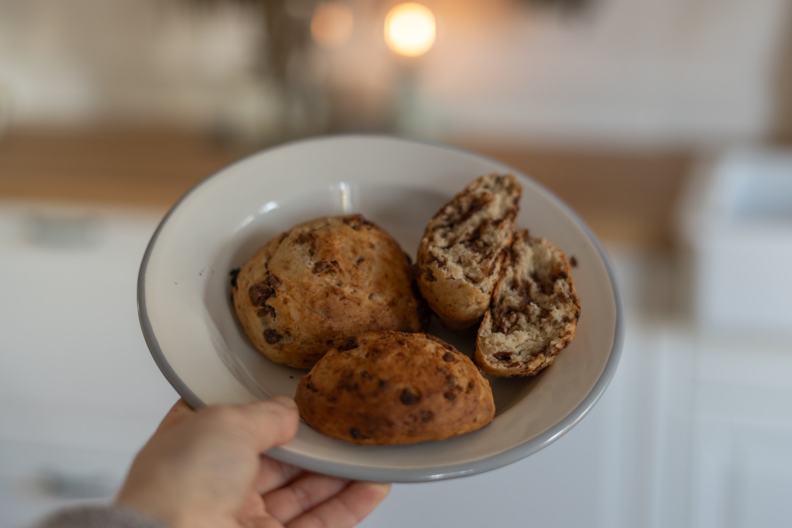 Emaille Geschirr mit Schokobrötchen