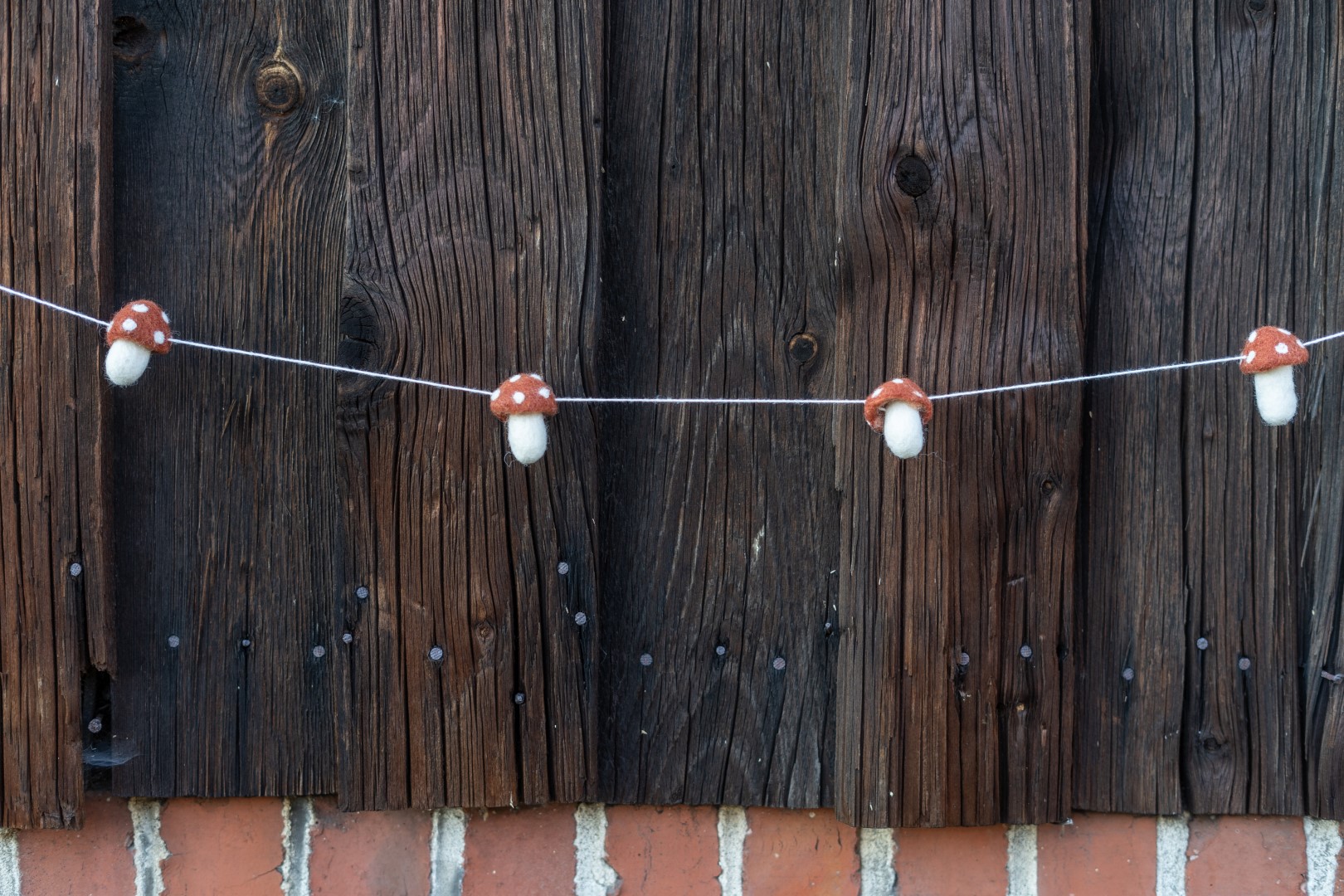 Gry & Sif Girlande mit Fliegenpilzen