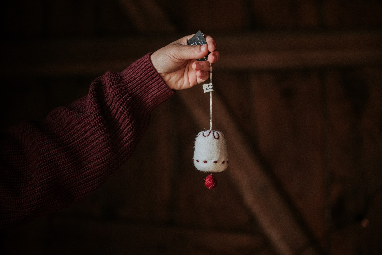 Weiße Weihnachtsglocke mit roter Stickerein