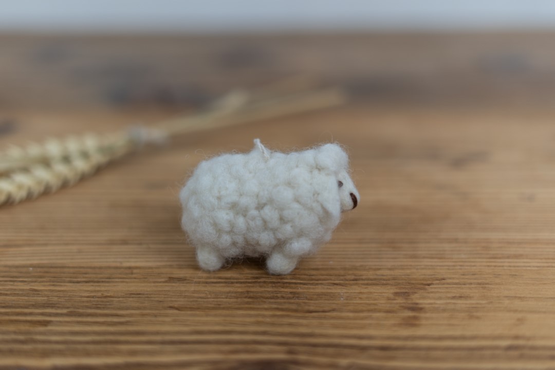 Weißes Filz-Schaf