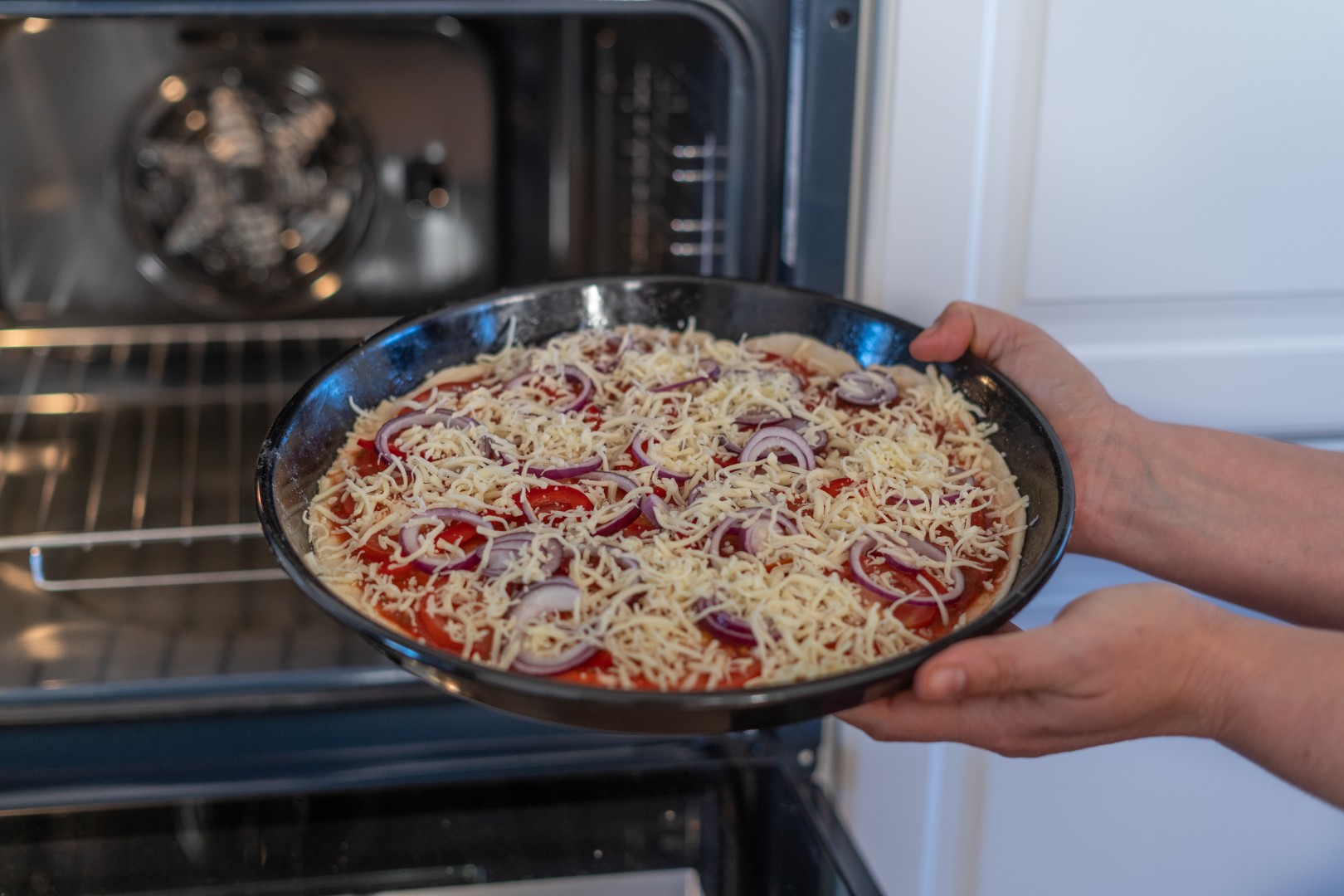 Ungebackene Pizza auf Blech anstatt Rost aus Emaille