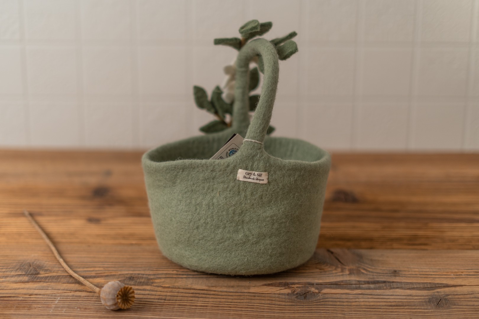 Hellgrüner Filzkorb mit Blumen