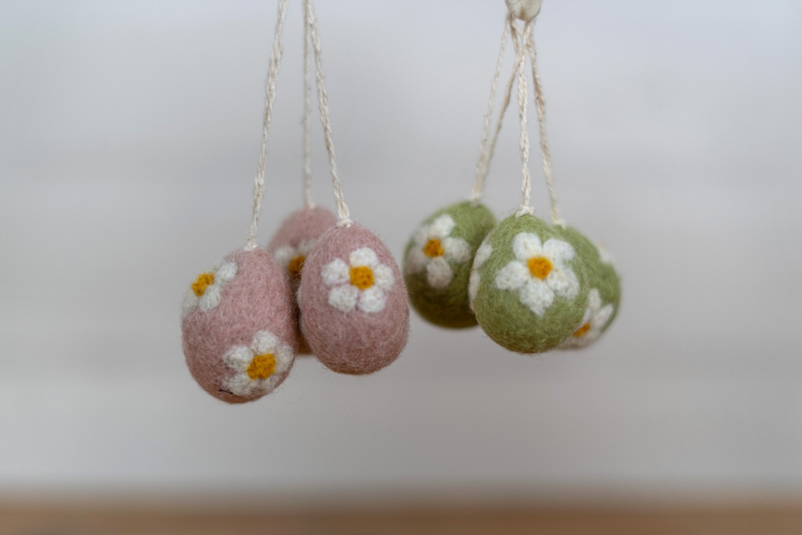Rosa und grüne Ostereier aus Filz