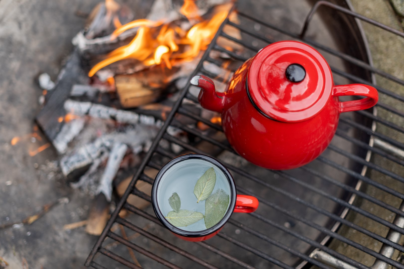 Kochen überm Lagerfeuer mit Emaille Geschirr