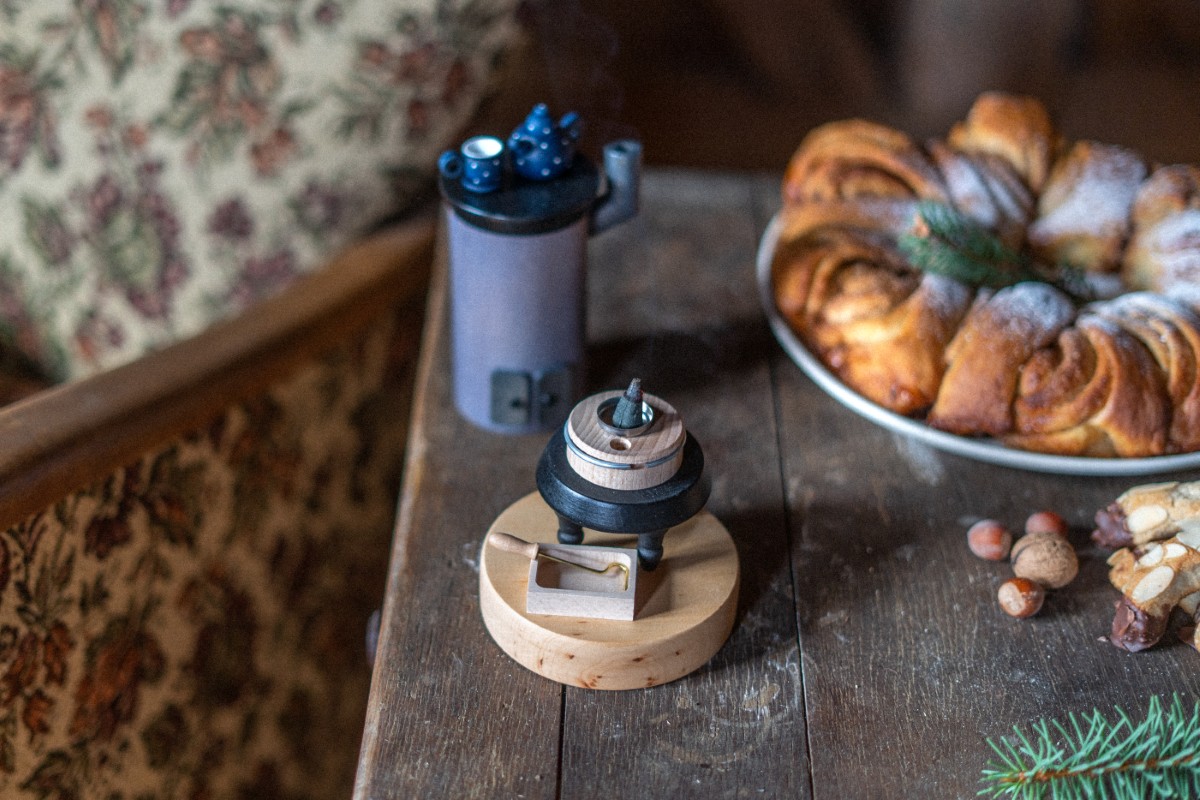 Kaffee und Kuchen mit Räucherkerze 