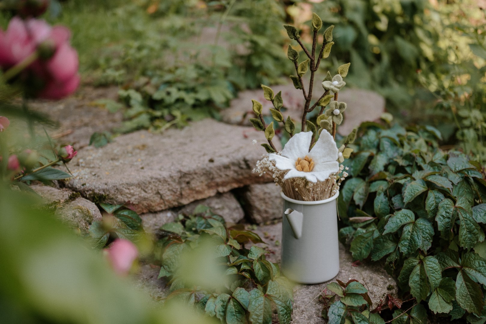 Kombination aus Trockenblumen und Filzblumen