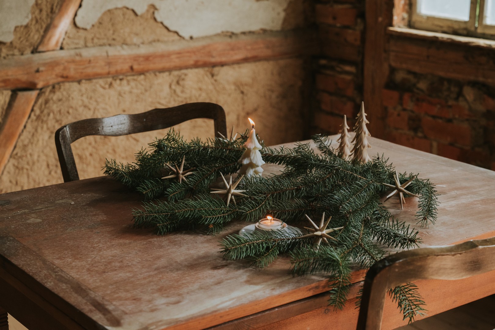 Tisch mit nachhaltigen Kerzen und Weihnachtsdeko