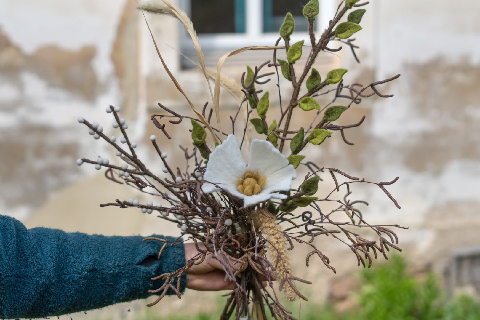 Strauß mit weißem Klatshmohn, Birke, Zweige und Beeren aus Filz