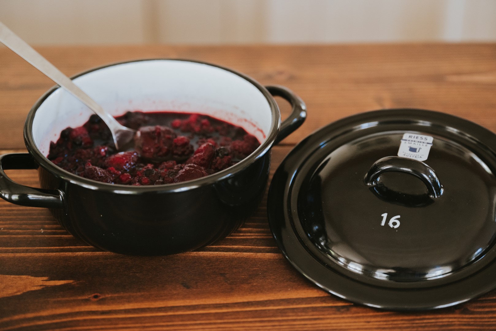 Kleiner Emaille Topf mit Deckel