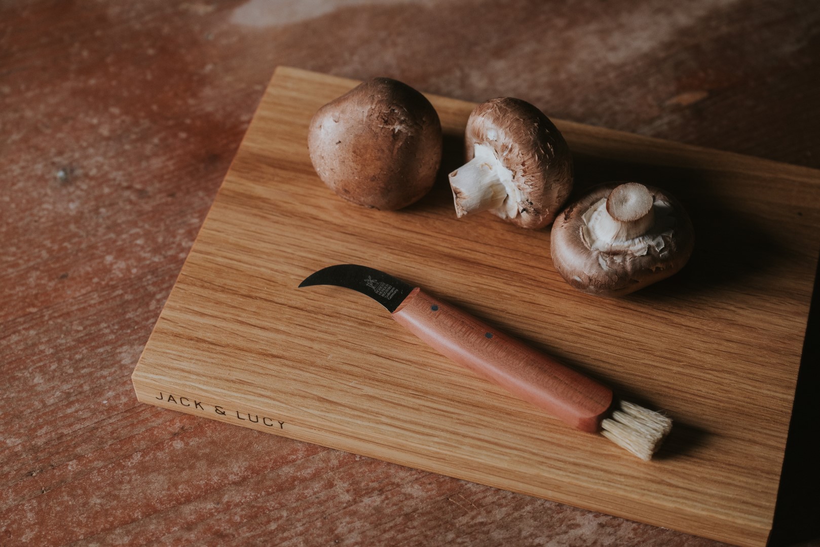 Nicht nur für Champignons: Pilzmesser Windmühle liegt auf einem Holzbrett