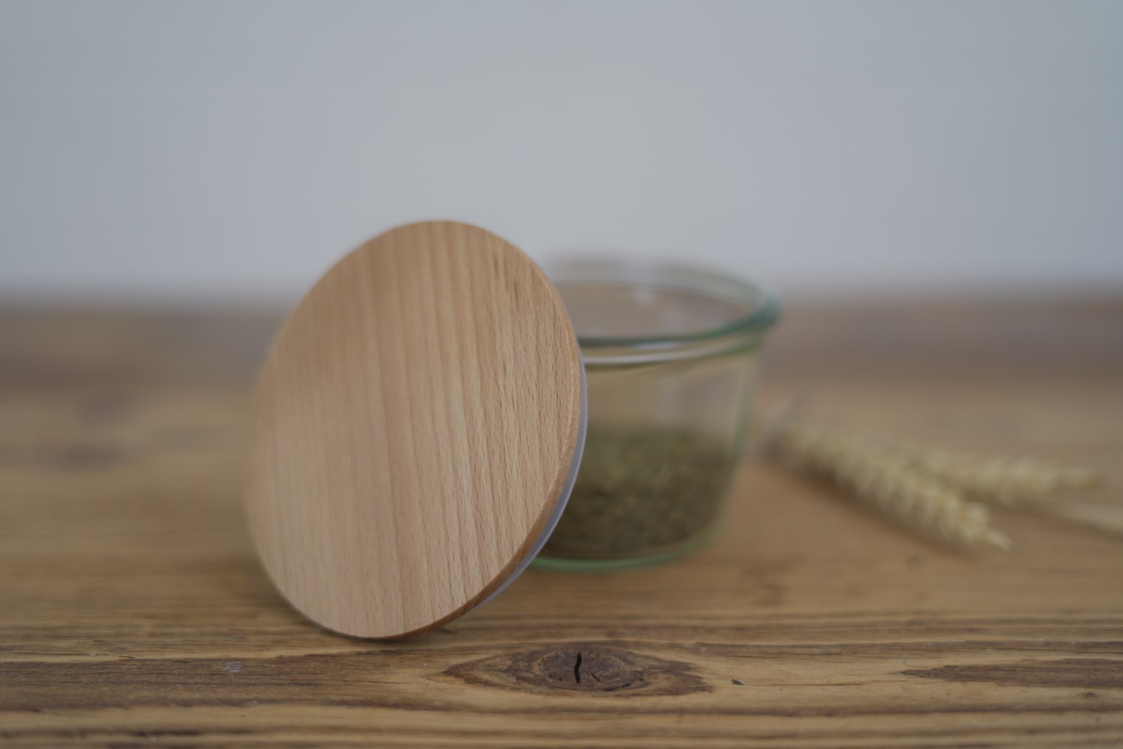 Holzdeckel lehnt an Weck Glas