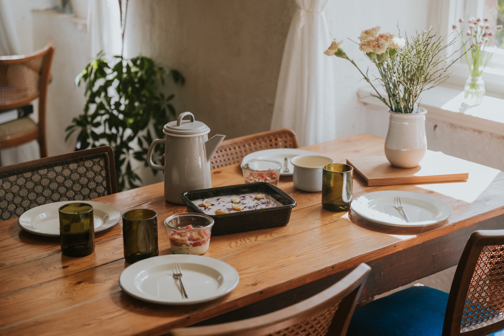 Emaille Teller gedeckter Tisch