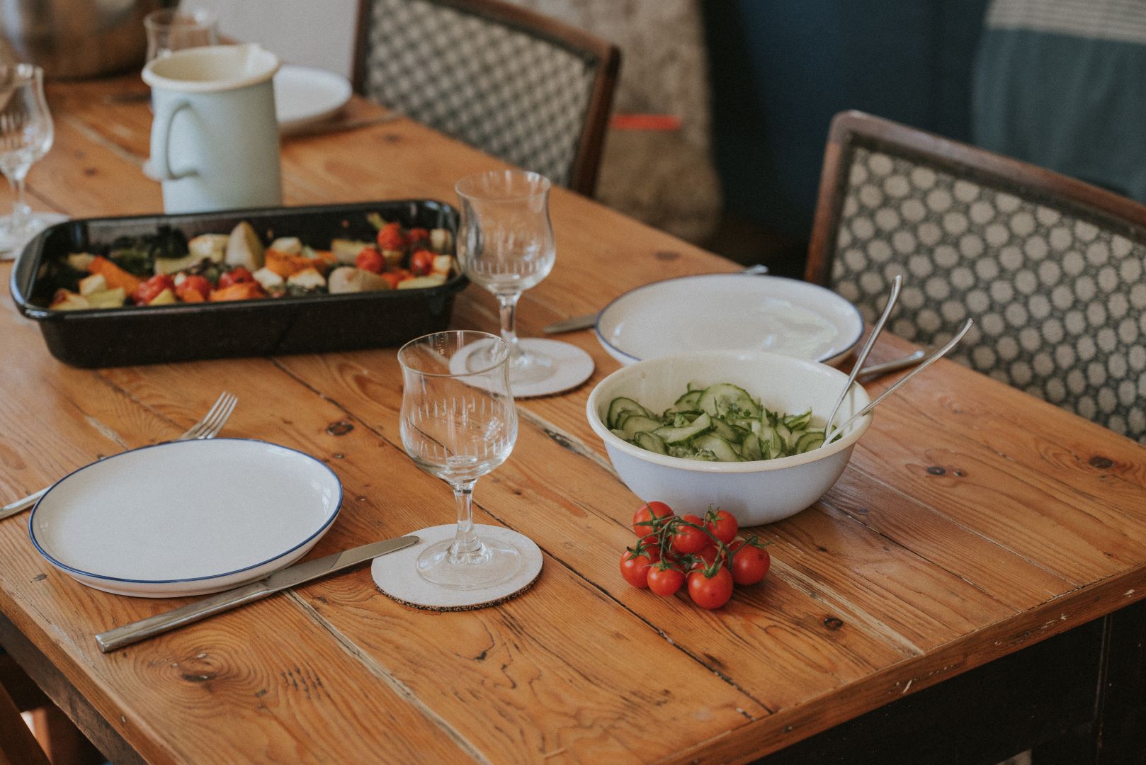 Gedeckter Tisch Emaillegeschirr