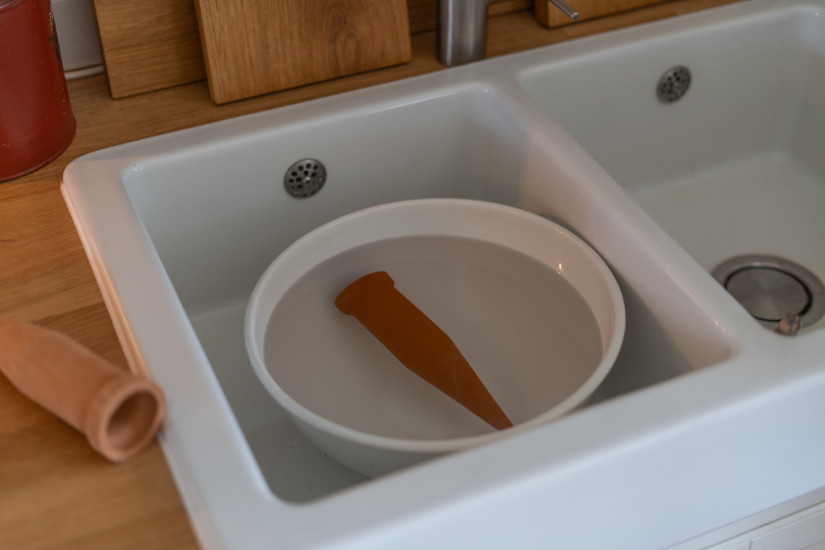 Tonkegel für Pflanzenbewässerung vorbereiten