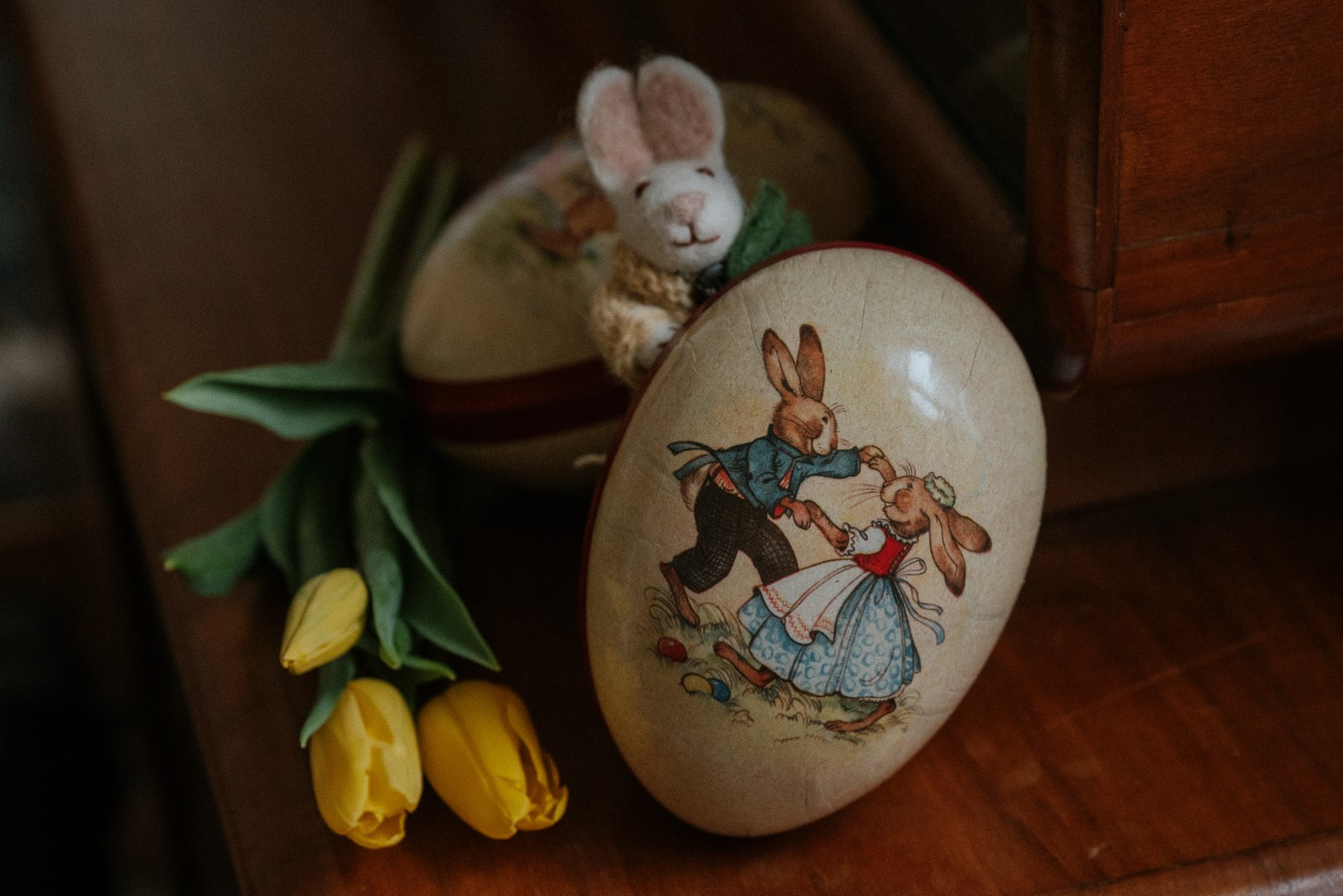 Osterei befüllt mit Filz-Hase