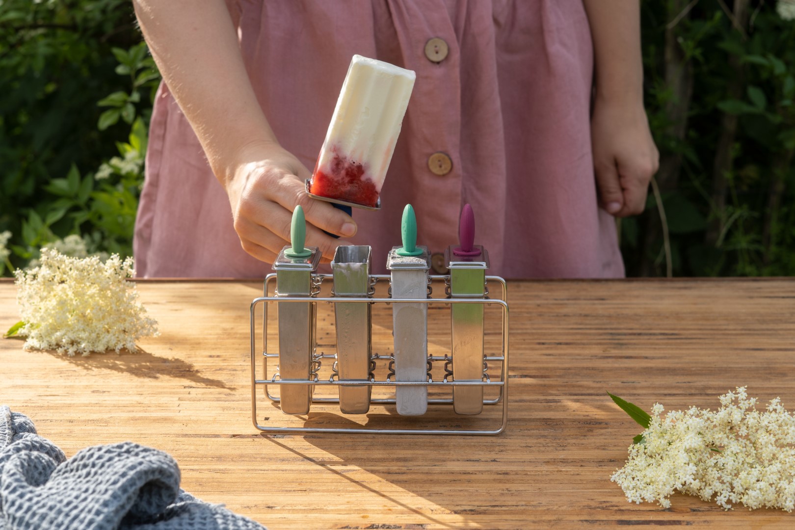 Zweifarbiges Eis am Stiel mit Holunderblüte Erdbeere