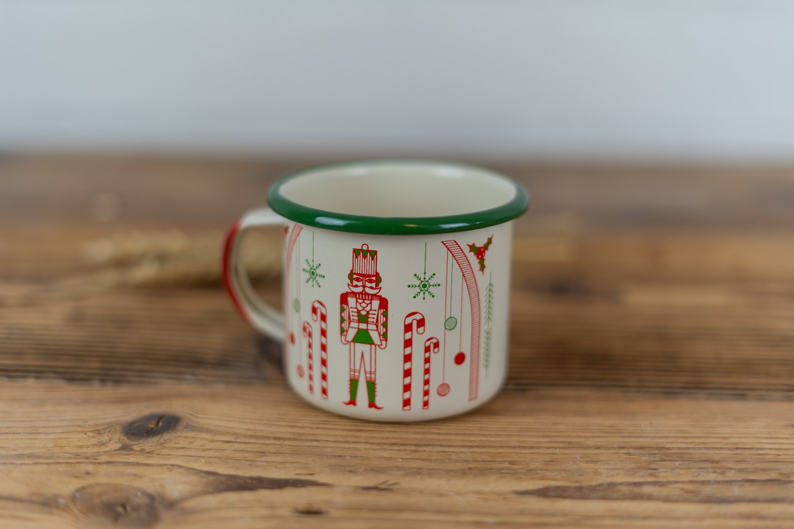 Weihnachtskaffeebecher aus Emaille
