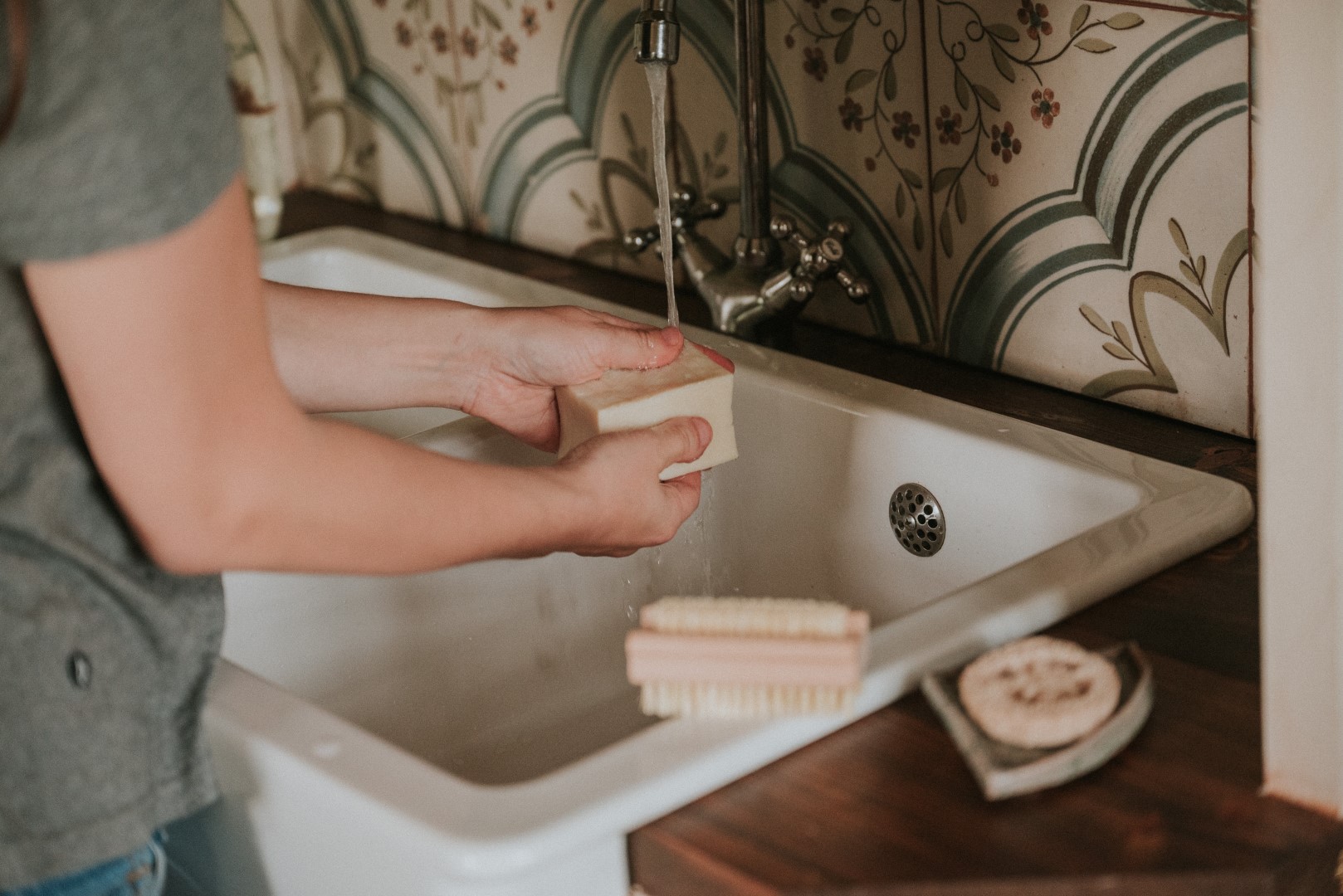 Händewaschen mit Gärtnerseife von FAIR ZONE. 