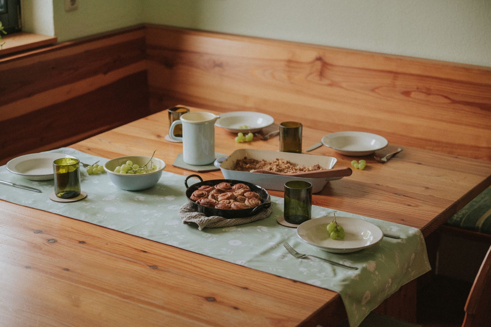 Küchentisch grün weiß gedeckt