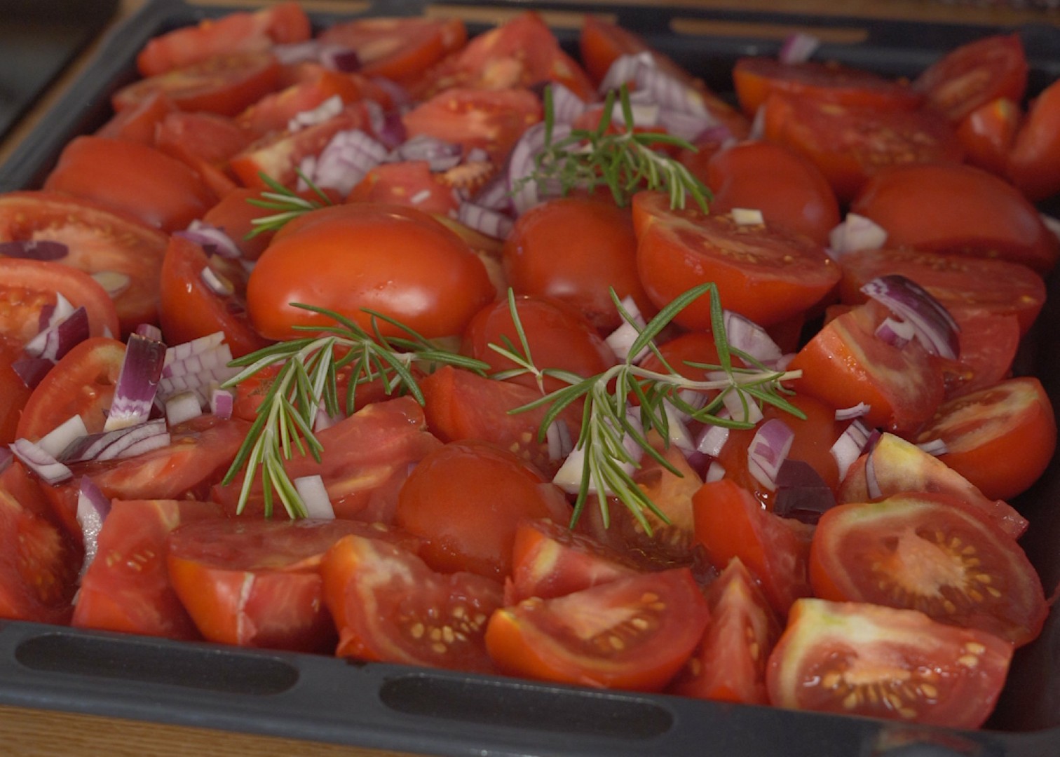 Blech mit Tomaten und Zwiebeln für OFen Tomatensoße