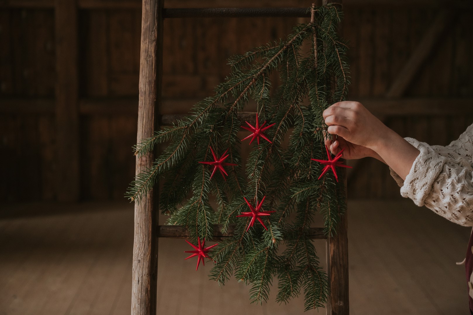 Roten Holzstern aufhängen