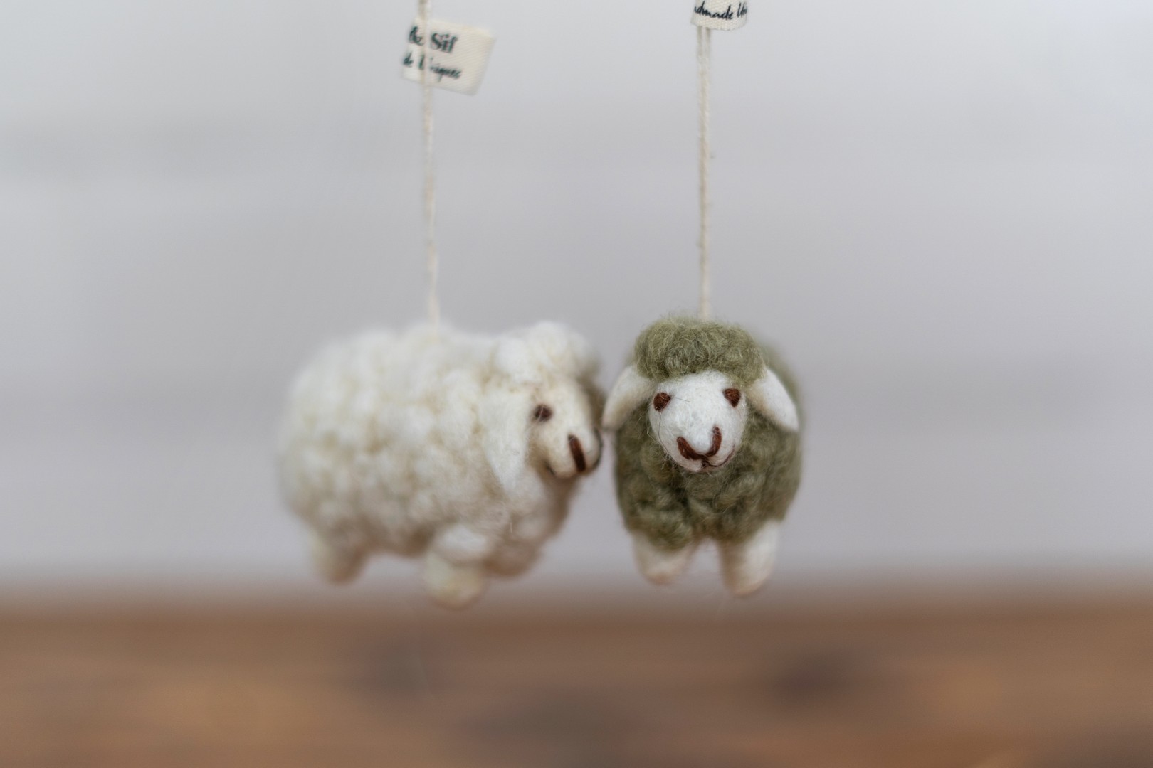 Weißes und grünes Lämmchen gefilzt