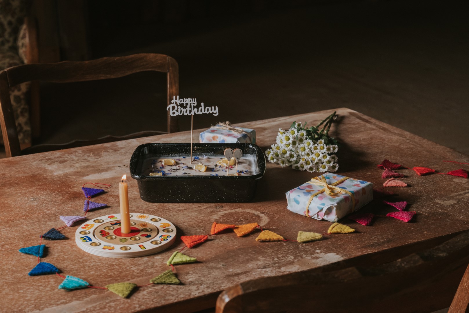 Gedeckter Geburtstagstisch