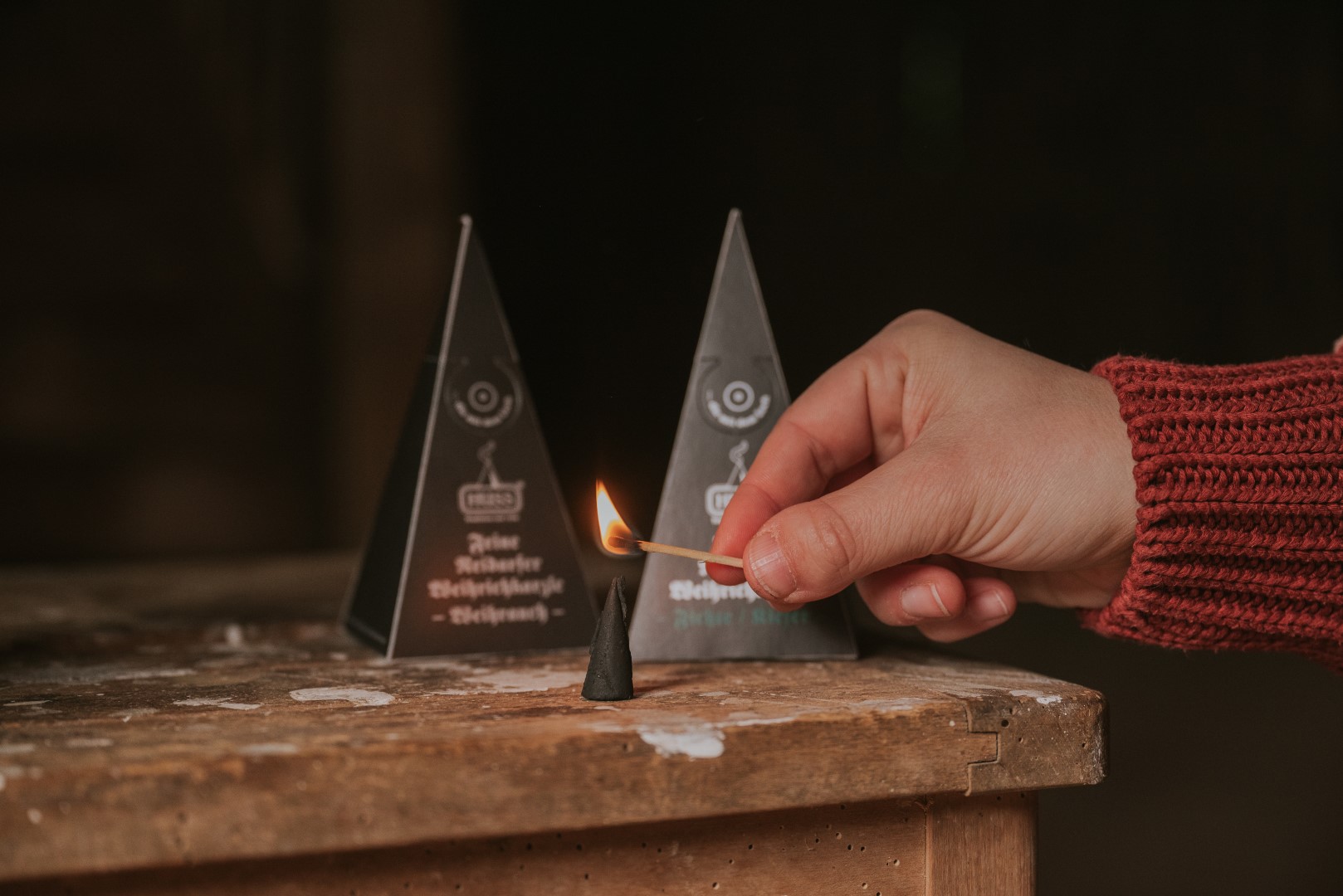 Räucherkerze anzünden