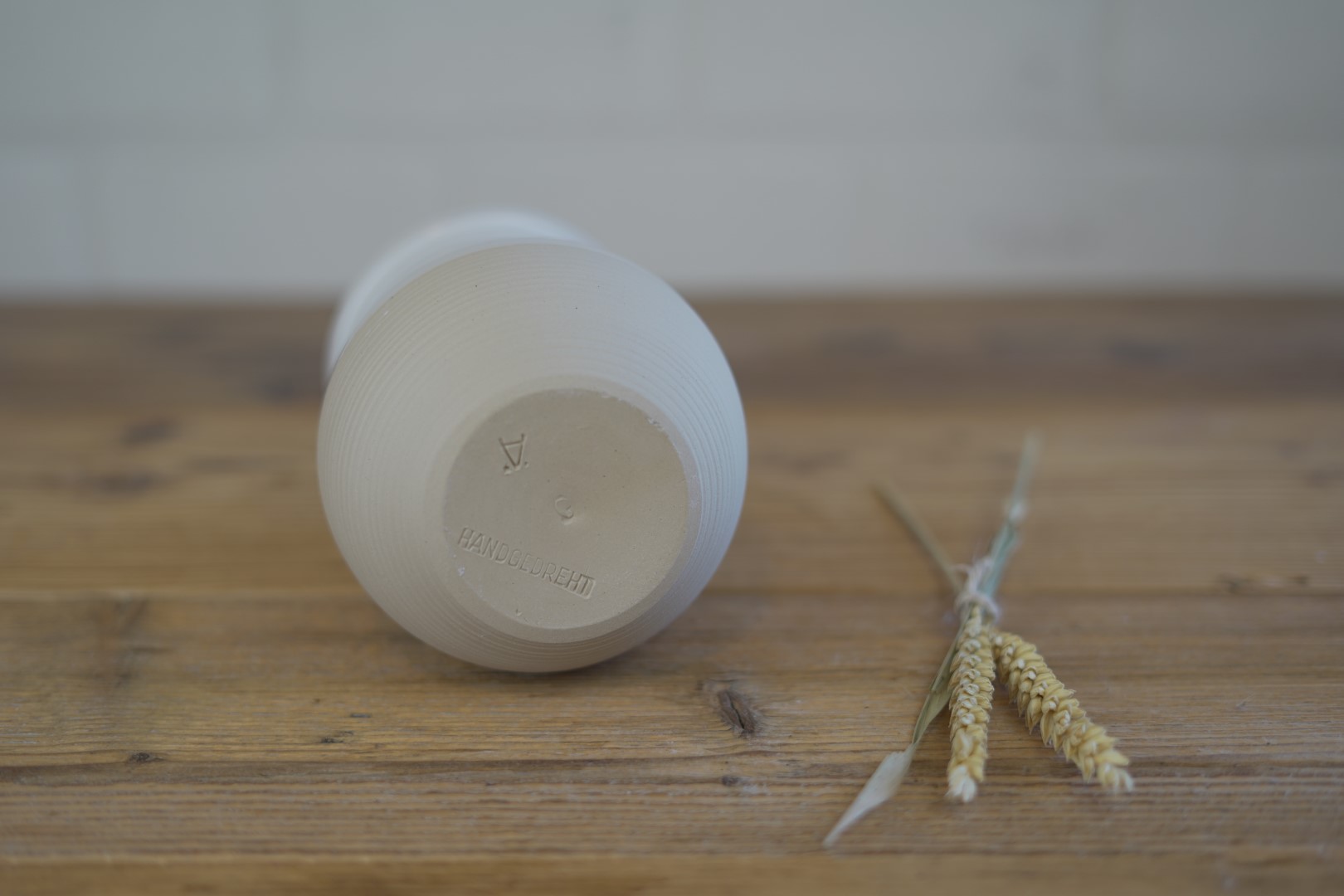 Weiße Keramikvase handgemacht