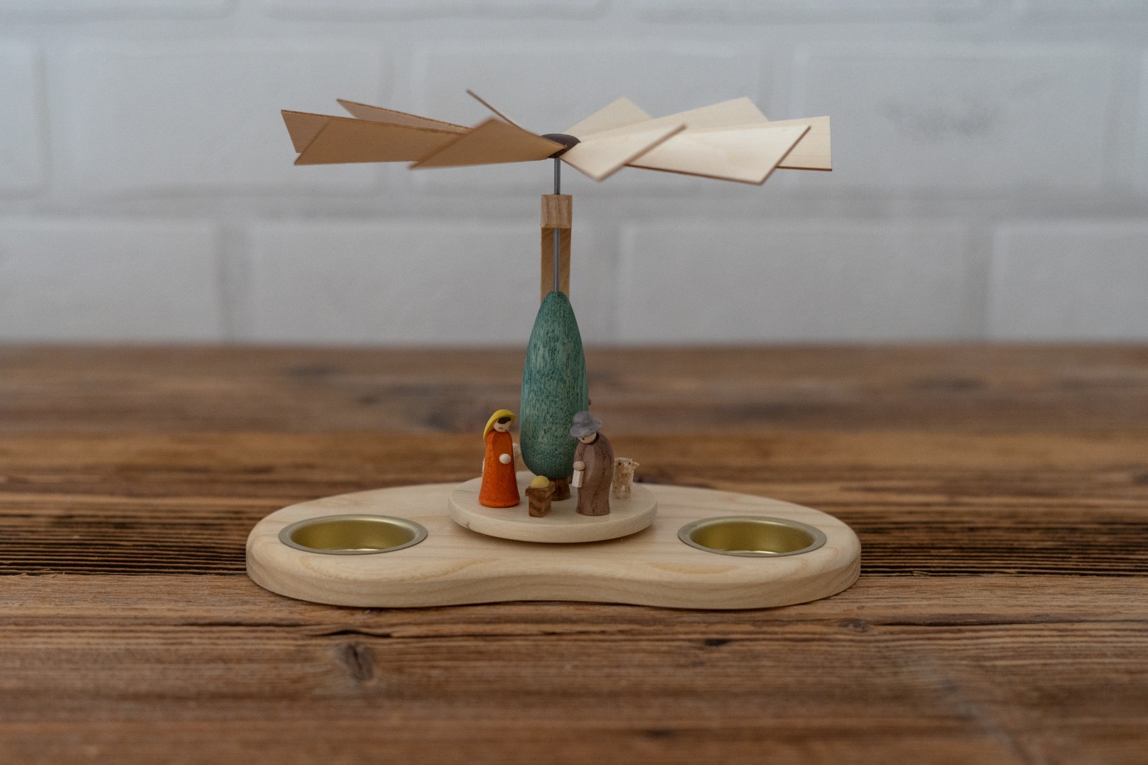 Weihnachtsgeschichte Pyramide mit Teelichtern