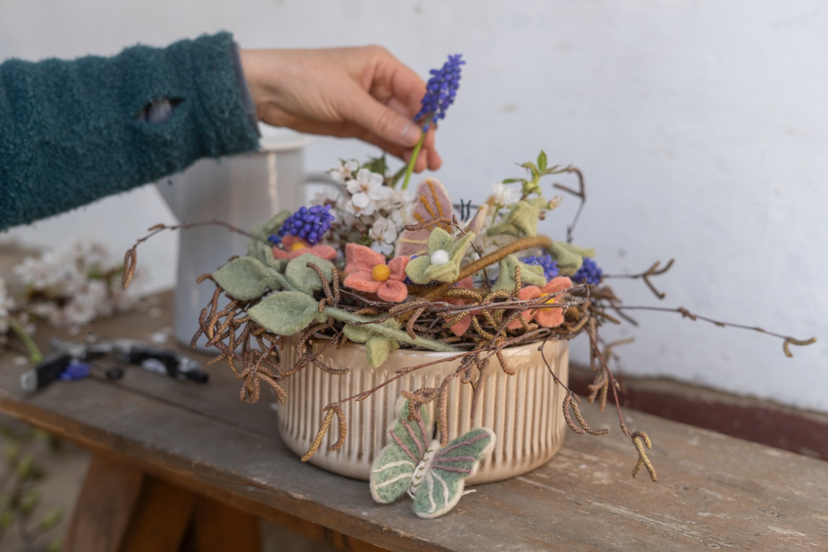 Gesteck aus Birke und Filz Blumen