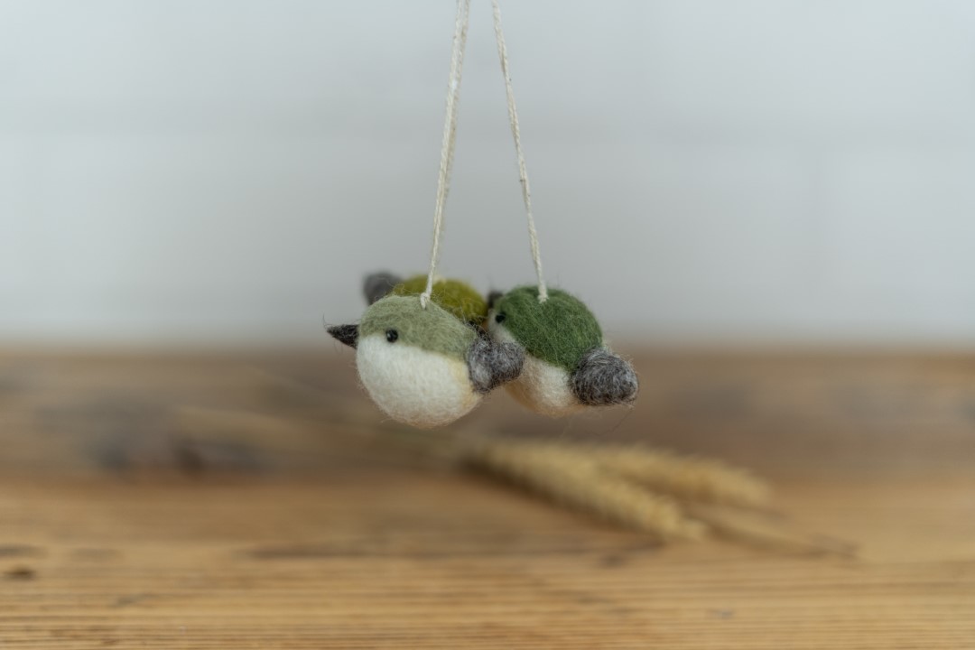 Grüne Vögel als Deko