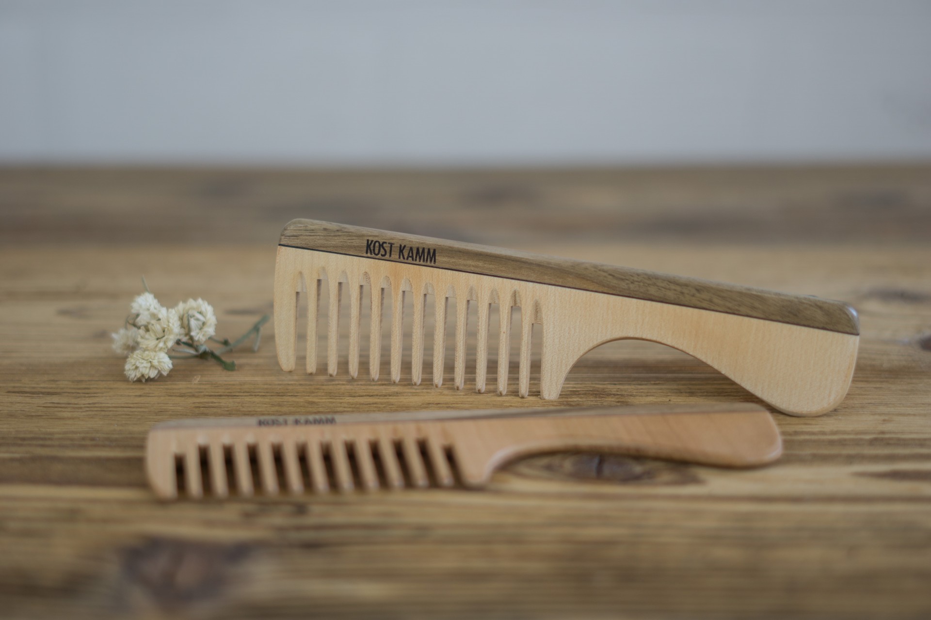 Breiter Holzkamm für Locken