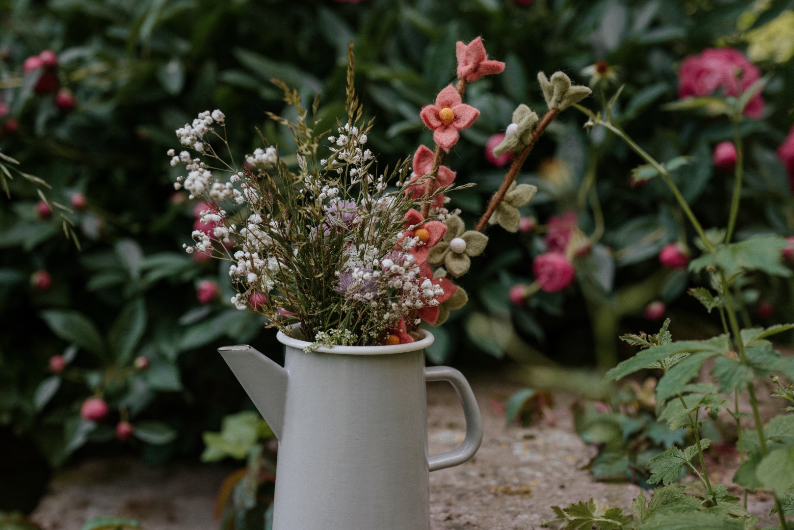 Filzblumen mit Trockenblumen kombiniert